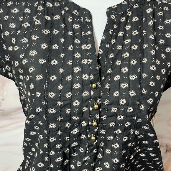 Forever 21 Sleeveless Blouse Gold Button and Lace Detailing Black & Cream SZ S - Picture 2 of 12